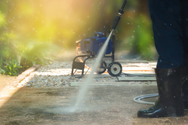 Best Pool Deck Cleaning  in Olivarez, TX